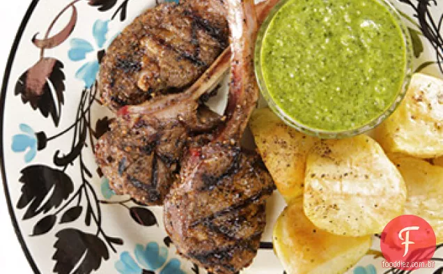 Pirulitos de cordeiro com molho de hortelã deusa verde e batatas assadas