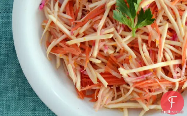 Slaw vegetal da raiz com molho alaranjado-cominho