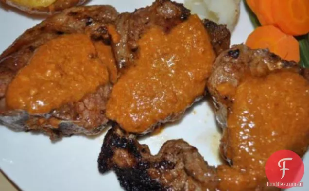 Costeletas De Cordeiro Com Molho Picante De Amendoim