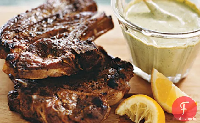 Costeletas de ombro de cordeiro grelhadas com erva Aioli