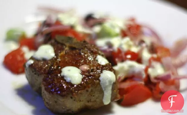 Costeletas de lombo de cordeiro com salada grega e iogurte-molho de limão