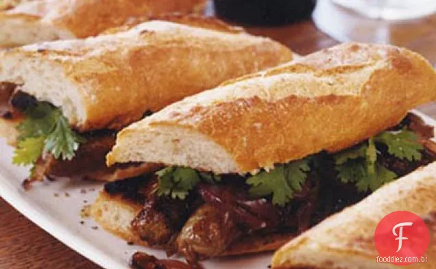 Sanduíches Merguez grelhados com cebola vermelha caramelizada