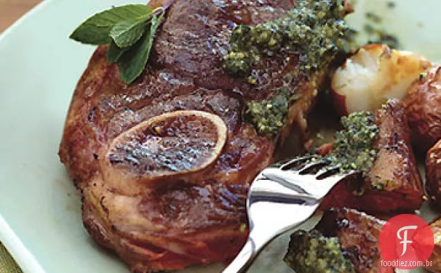 Cordeiro grelhado com pesto de noz-menta