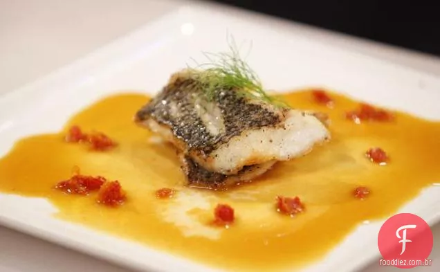 Robalo grelhado em caldo de Erva-Doce De Tomate