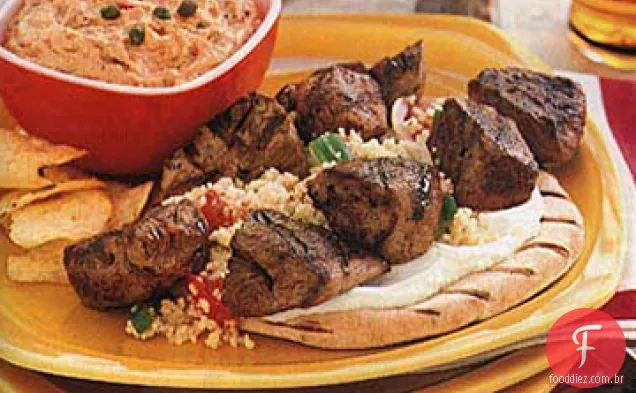 Cominho grelhado-Pitas de cordeiro com cuscuz e iogurte