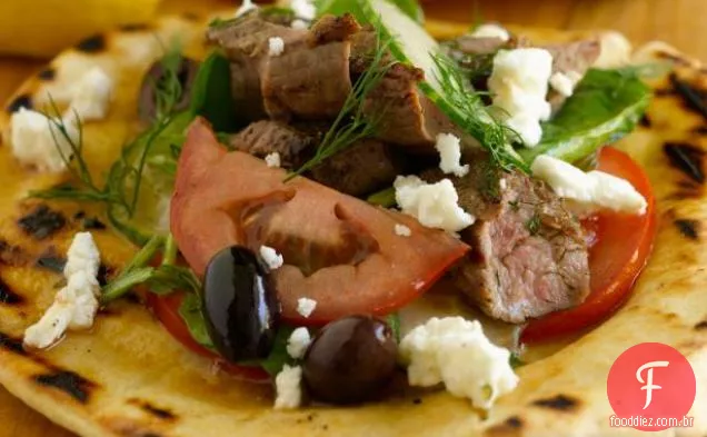Cordeiro grelhado com salada grega de espinafre Pita