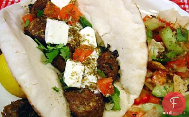 Kebabs mediterrâneos grelhados em Pita