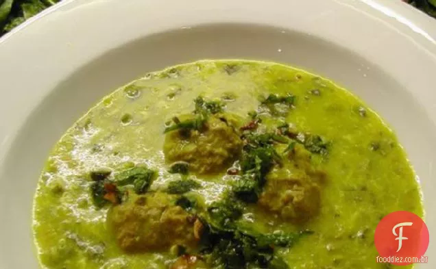 Sopa de cordeiro e espinafre do oriente médio