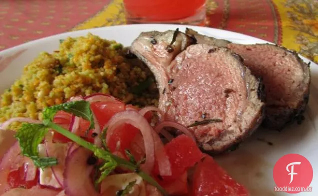 Costeletas de cordeiro, Calabrese, com tomate, pimentão e azeitonas