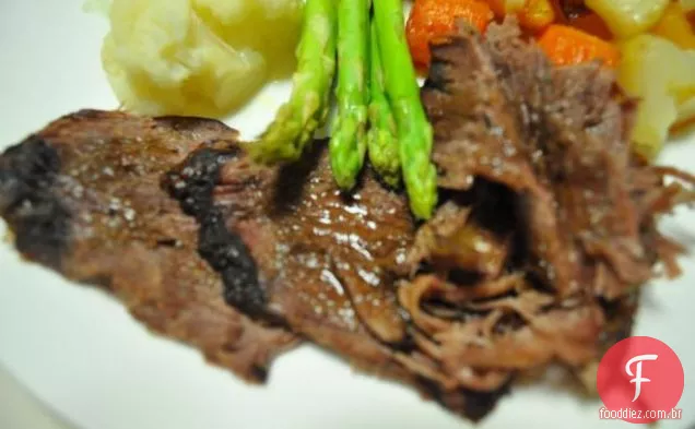 Hambúrgueres de cordeiro grelhados com legumes grelhados e Raita de hortelã