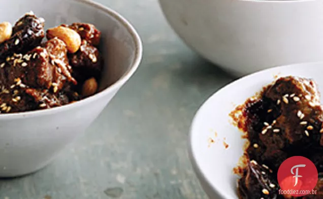 Tagine de cordeiro com ameixas e canela