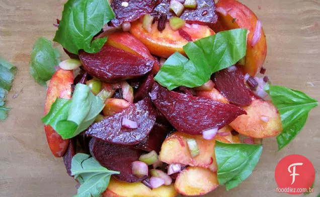 Salada De Pêssego E Beterraba Assada