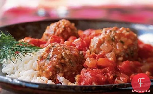 Bulgur e almôndegas de cordeiro em molho de tomate