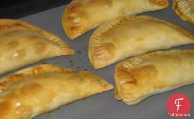 Rissóis jamaicanos; carne, frango ou cordeiro