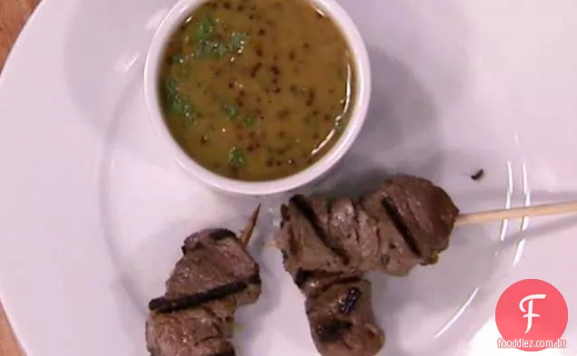 Espetos de lombo de Cordeiro marinado com Stout irlandês e alho com molho de mel