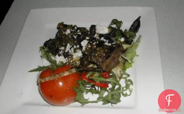 Cordeiro de churrasco na Salada mediterrânea