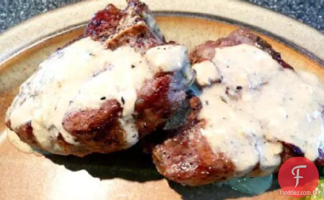 Costeletas de cordeiro grelhadas com redução de vinho branco de queijo de cabra