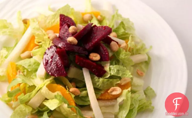 Salada De Véspera De Natal Com Jicama, Beterraba, Laranja E Amendoim
