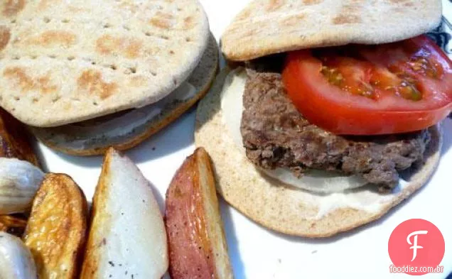 Bolo De Carne Giroscópio Grego Com Molho De Iogurte De Pepino