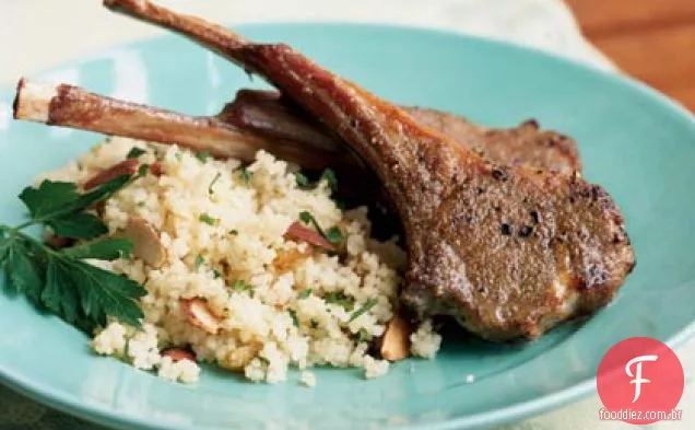 Costeletas de COSTELA de cordeiro com cuscuz de passas e amêndoas