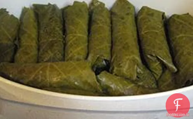 Folhas De Uva Recheadas (Dolmades)