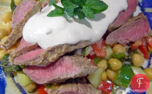 Cordeiro Mediterrâneo em grão de bico e salada de tomate