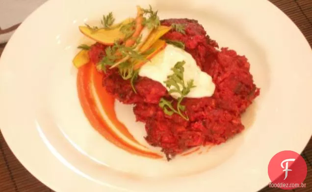 Latkes de batata de beterraba e cebola roxa com purê de cenoura e rábano e creme de cominho Fraiche