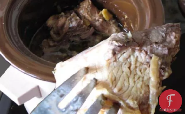 Perna suculenta de cordeiro para o fogão lento / Crock-Pot