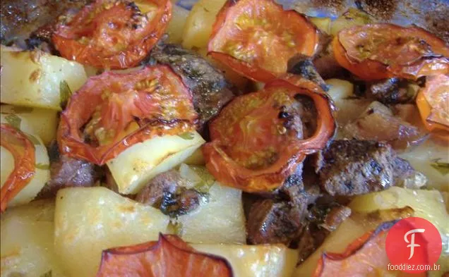 Tave (Cordeiro assado cipriota e batatas com cominho e tomate)