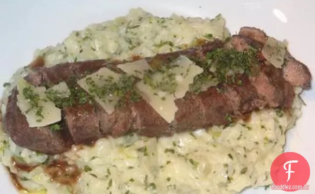 Filetes de cordeiro refogados com um risoto cremoso