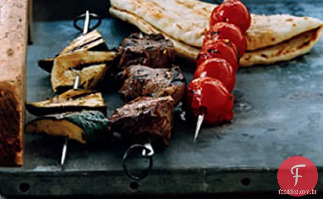 Cordeiro herbado, tomate e Kebabs de abobrinha