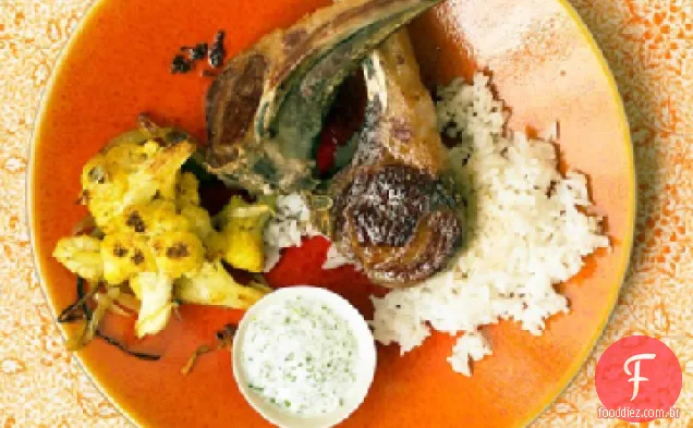 Costeletas de cordeiro com couve-flor e molho de iogurte