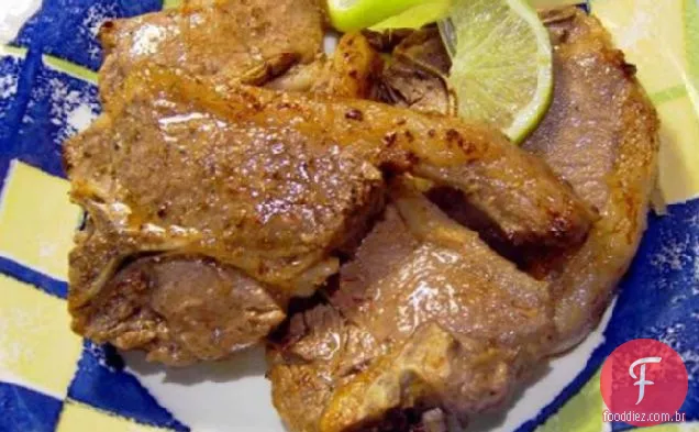 Costeletas de cordeiro marinadas com limão, tomilho e alho