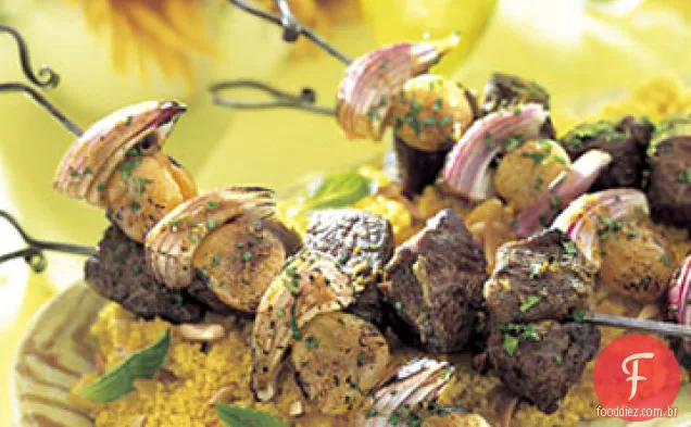 Kebabs de cordeiro marroquino com cuscuz Dourado