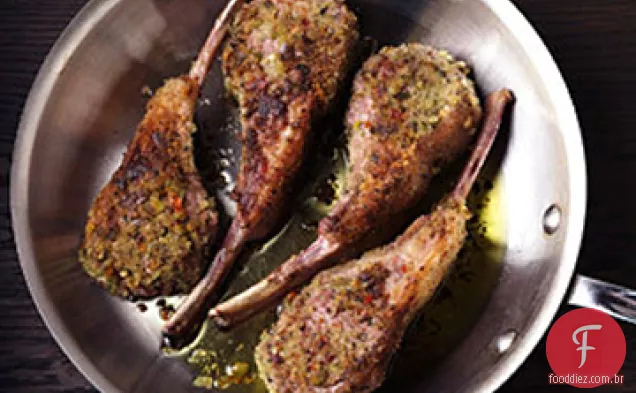 Costeletas de cordeiro com receita de crosta de azeitona e erva