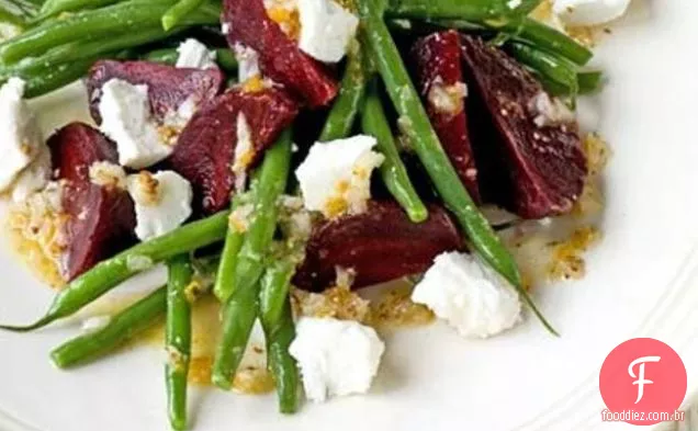 Salada de beterraba, feijão verde e queijo de cabra
