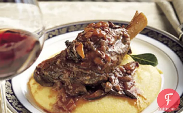 Patas de cordeiro refogadas em Polenta Macia Com Folhas de louro