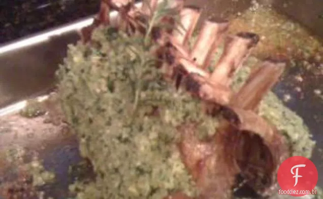 Rack assado de cordeiro com crosta de ervas