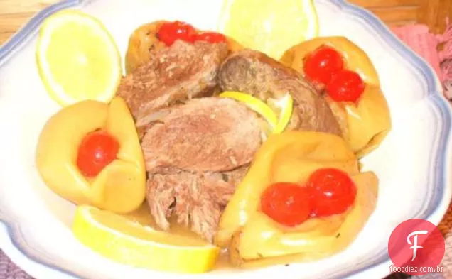 Perna marinada de cordeiro cozida com suco de limão e maçã