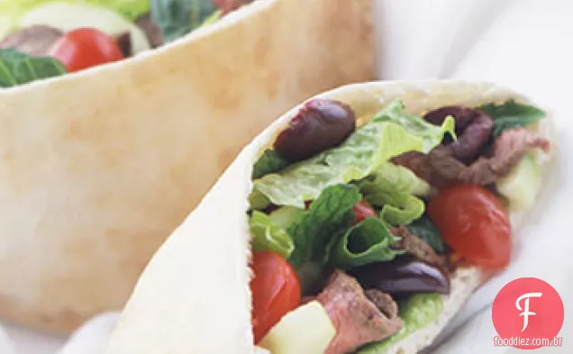Sanduíches de Souvlaki de cordeiro com salada grega e molho Tsatsiki