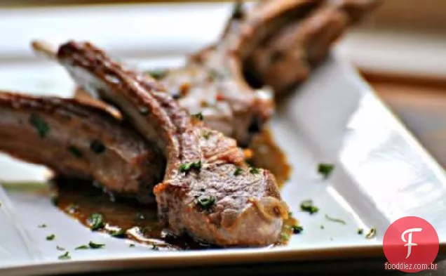 Costeletas De Cordeiro Fritas Com Frango Com Molho Cremoso