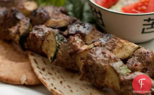 Kebabs De Cordeiro Picante Com Pão Pita Grego