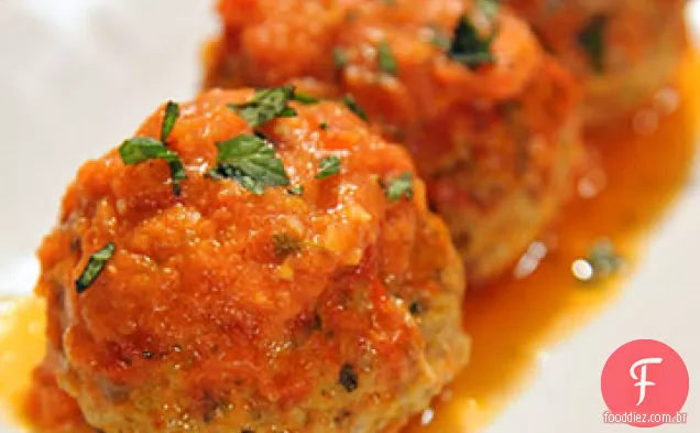 Almôndegas de cordeiro com creme de tomate e hortelã