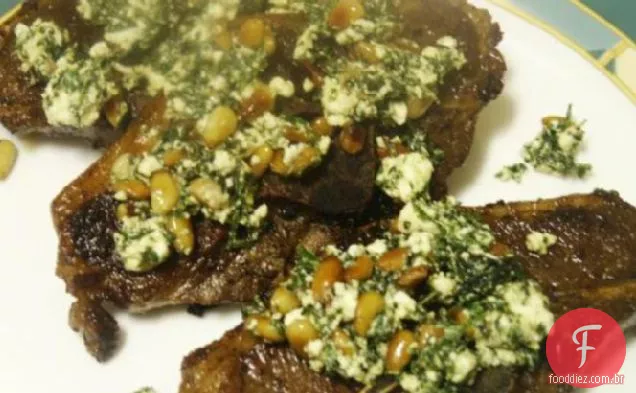 Costeletas de cordeiro assadas com hortelã sobre verduras