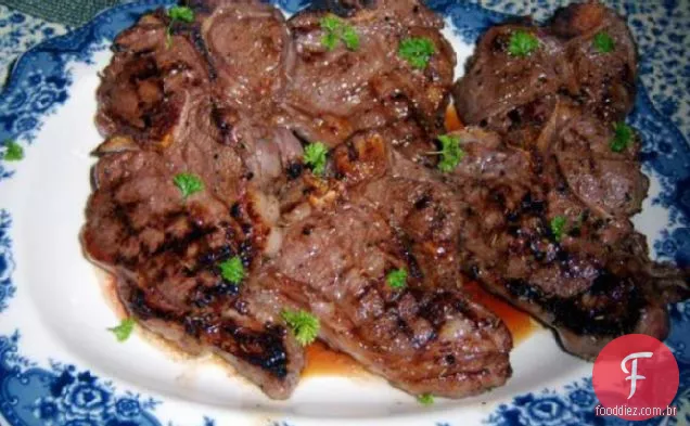 Costeletas de cordeiro grelhadas em romã marinada