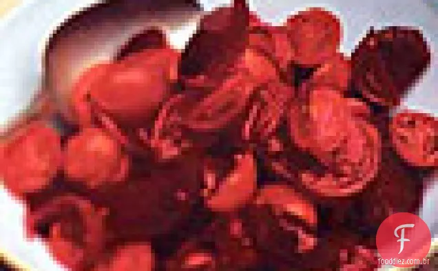 Tomate, beterraba assada e salada de cebola em conserva