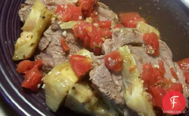 Cordeiro assado com tomates e corações de alcachofra