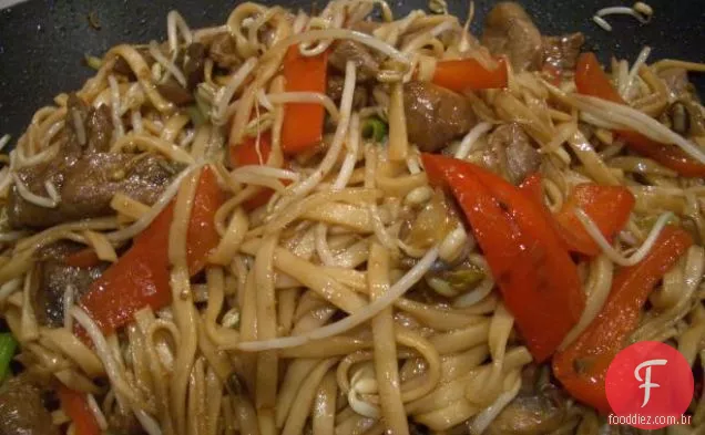 Cordeiro laranja picante e refogado de macarrão
