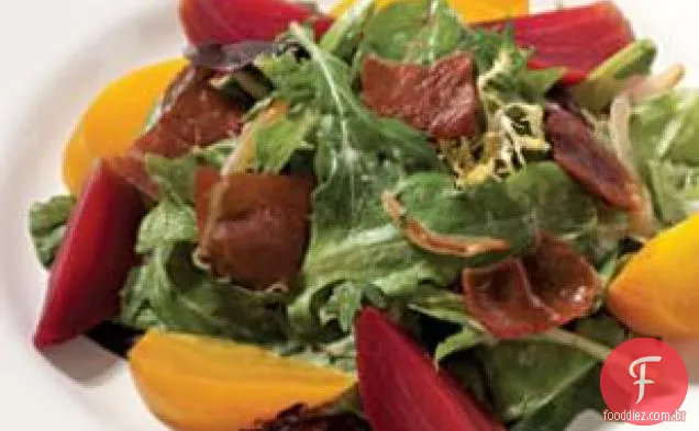 Salada De Primavera Com Beterraba, Prosciutto E Molho Cremoso De Cebola