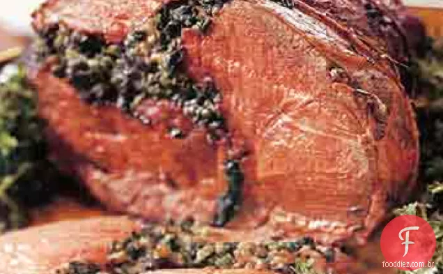 Perna de cordeiro recheada com cogumelos selvagens e verduras